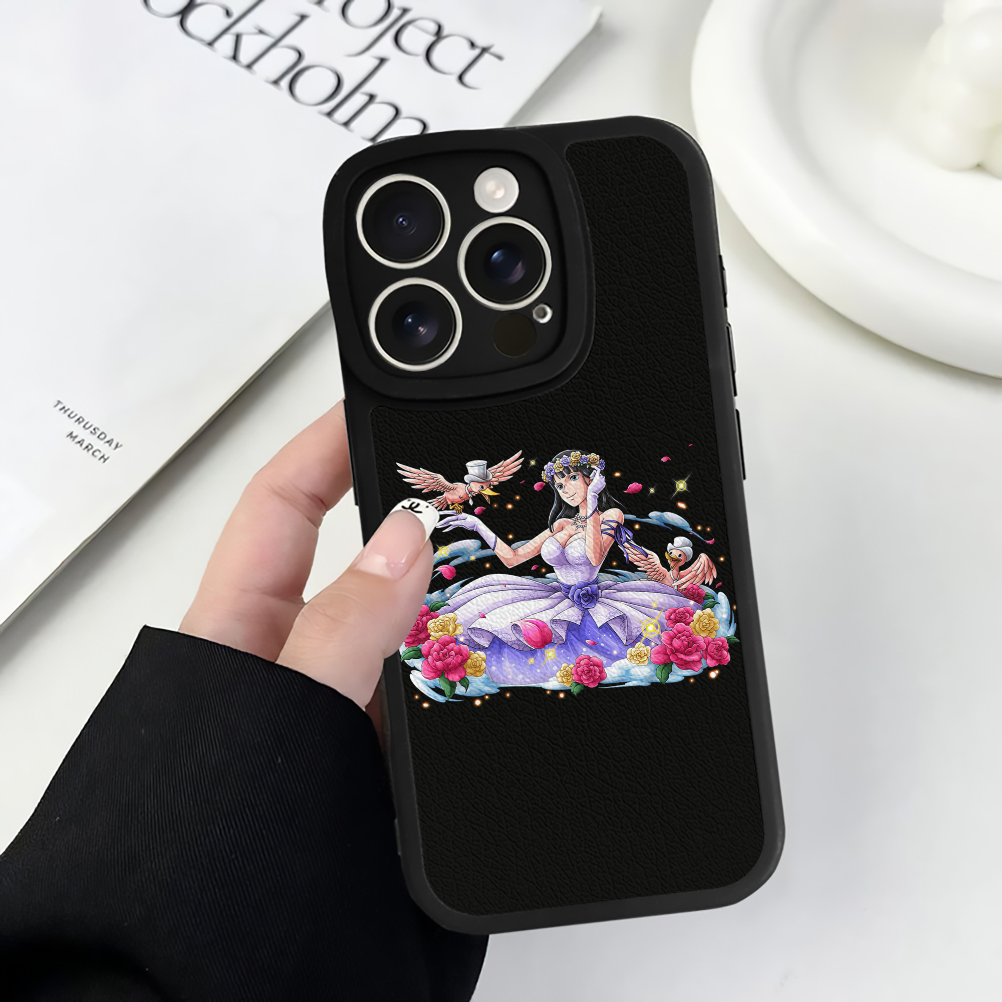 （画像用） ワンピース ニコ・ロビン ONE PIECE Nico Robin 【iPhone 16シリーズ対応】シリコンスマホケース（レザー調） 材質：シリコン